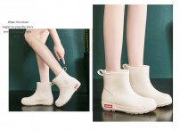 Стильные женские резиновые полуботинки фото